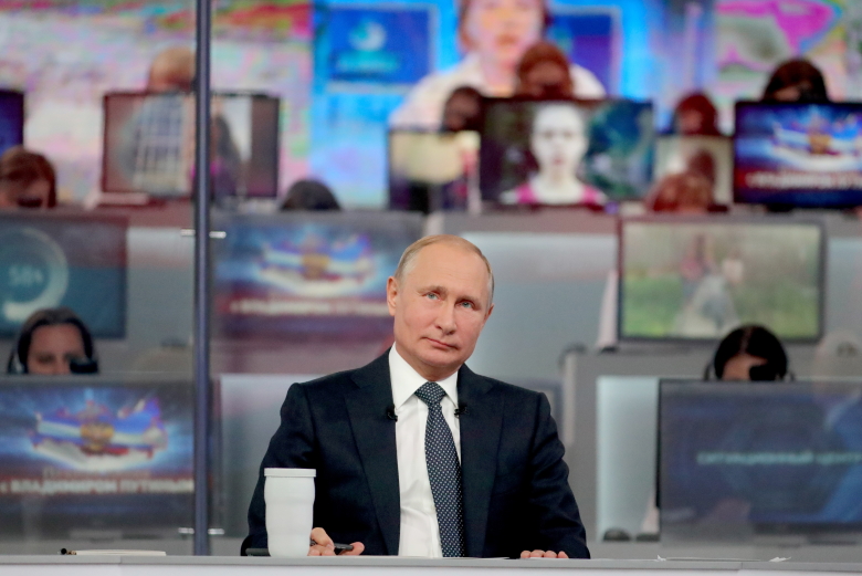 Владимир Путин во время "Прямой линии с президентом"