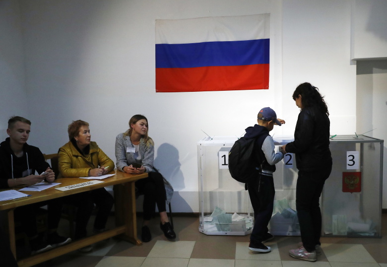 Голосование во время второго тура выбора губернатора Владимирской области. Фото: Артем Геодакян / ТАСС