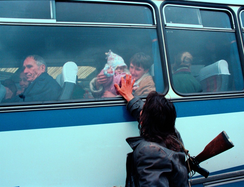 Боснийский серб отправляет своих близких из зоны конфликта во время двухнедельного мусульманско-хорватского наступления на северо-западе Боснии. 20 октября 1995 года