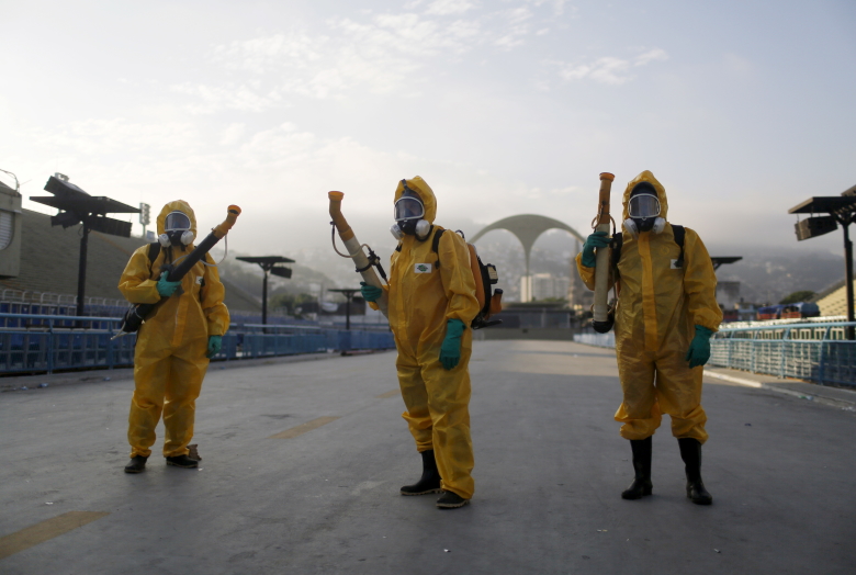 Муниципальные работники распыляют инсектицид на самбодроме в Рио-де-Жанейро