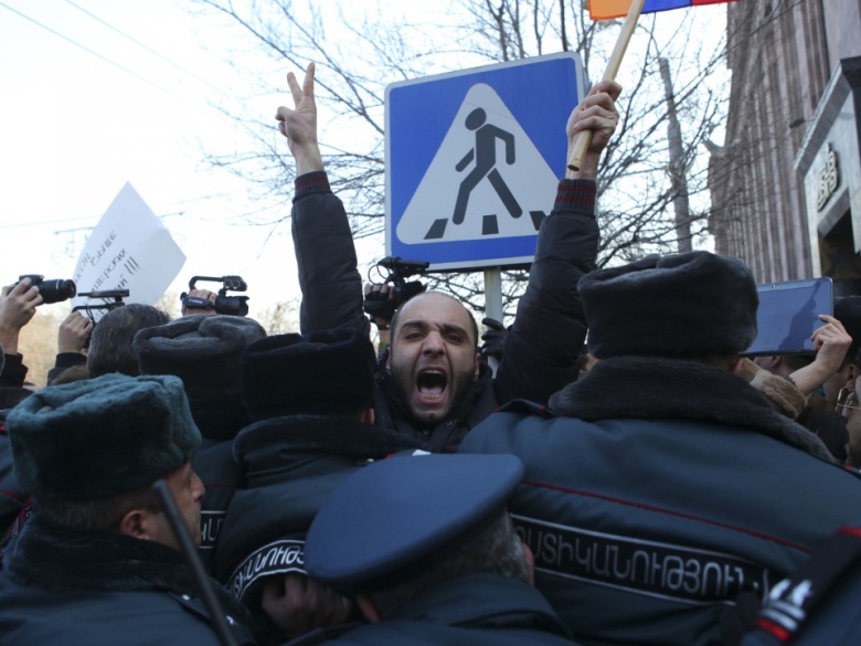 Армянские полицейские сдерживают протестующих у российского посольства в Ереване, требующих выдачи Валерия Пермякова. Фото:  REUTERS/PAN Photo/Hrant Khachatryan