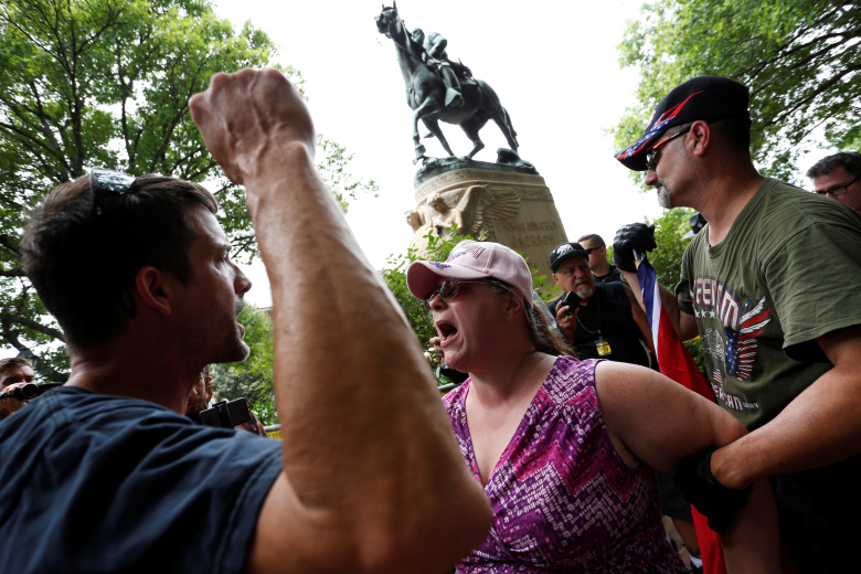 Памятник генералу армии конфедератов Роберту Эдварду Ли в Шарлотсвилле. Фото: Jonathan Ernst / Reuters