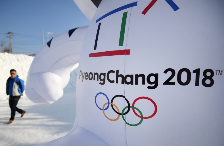 Символика зимних Олимпийских игр 2018 на надувной фигуре на снежном фестивале в Пхенчхане. Фото: Рамиль Ситдиков / РИА Новости