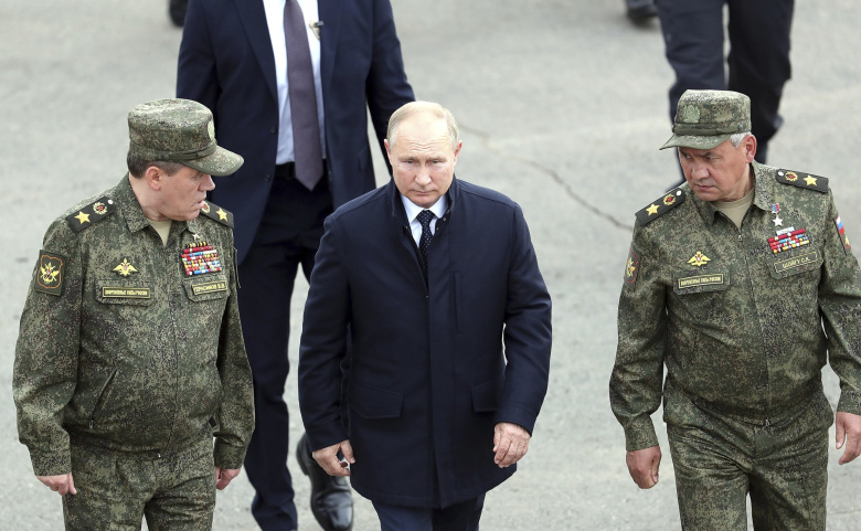 Владимир Путин с начальником Генштаба Валерием Герасимовым (слева) и министром обороны Сергеем Шойгу (справа)