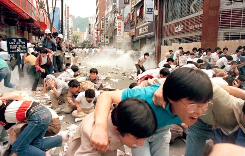 Полиция применяет слезоточивый газ против демонстрантов. Сеул, 14 июня 1987 года