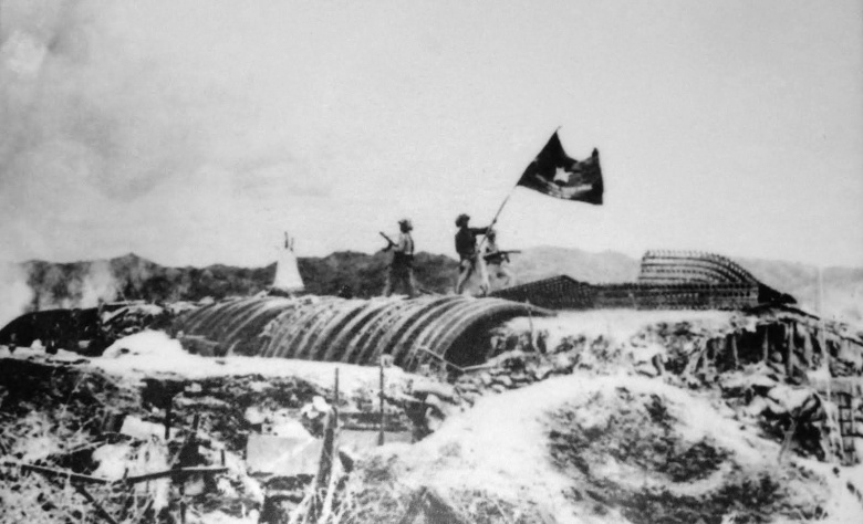 Бойцы Вьетминя поднимают флаг ДРВ над остатками французских фронтов в Дьенбьенфу, 7 мая 1954 года. По одной из версий — это постановочный кадр для советского фильма «Вьетнам» (1955) режиссёра Романа Кармена