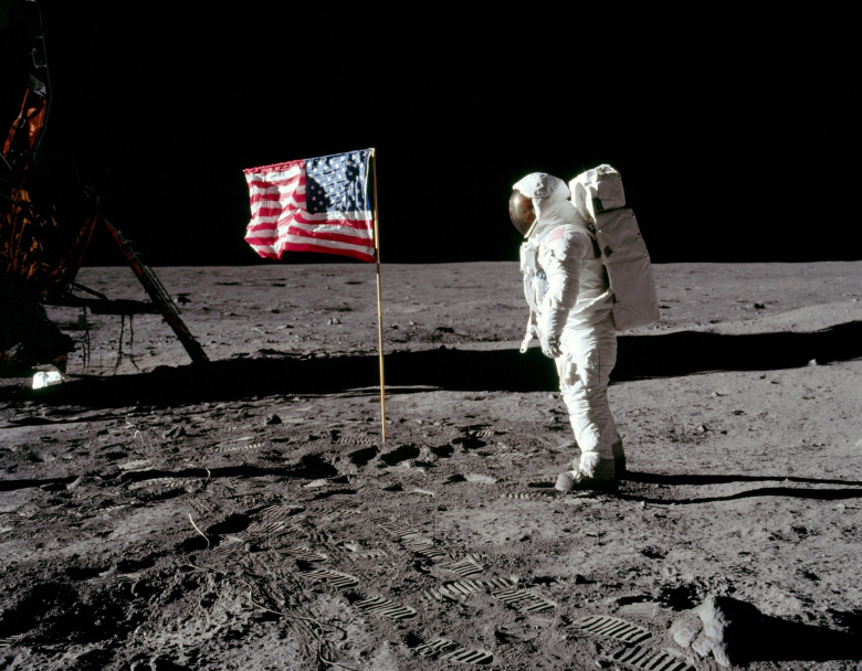Астронавт Базз Олдрин на Луне, 20 июля 1969 года. Налицо сразу два догмата лунной конспирологии: "флаг развевается — а откуда на Луне ветер?" и "в небе не видно ни одной звезды".