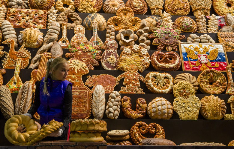 Девушка в российском павильоне на сельскохозяйственной выставке в Берлине