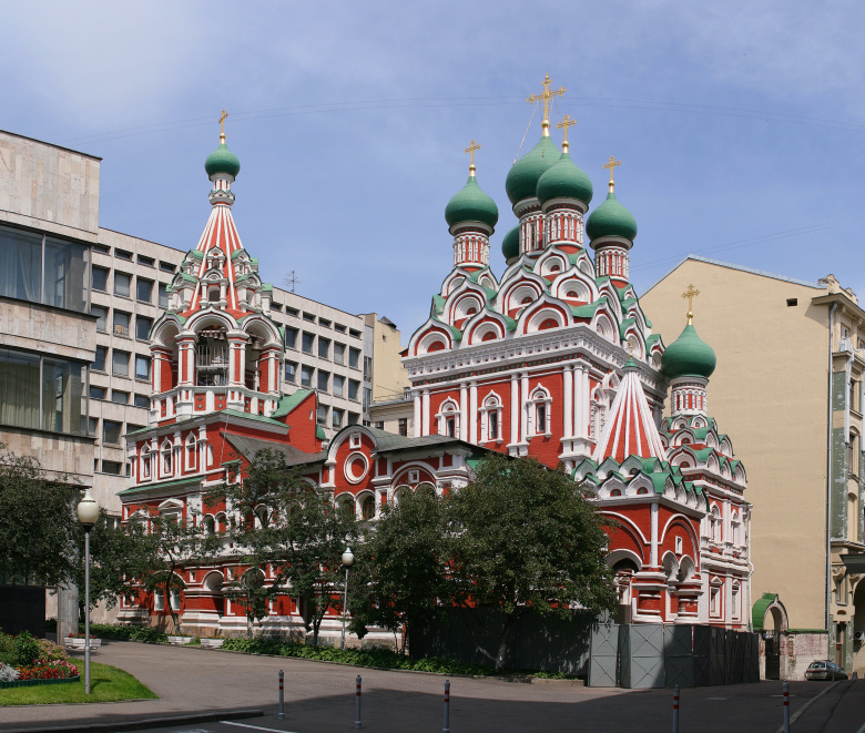 Церковь Троицы в Никитниках в окружении зданий Администрации президента. Фото: Ludvig14