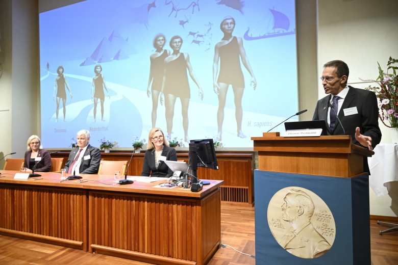 Секретарь Нобелевского комитета по физиологии и медицине Томас Перлман объявляет лауреата Нобелевской премии по физиологии и медицине 2022 года во время пресс-конференции в Каролинском институте в Стокгольме, 3 октября 2022