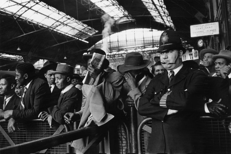 Прибытие мигрантов в Великобританию, 1956. Фото: Haywood Magee / Getty Images