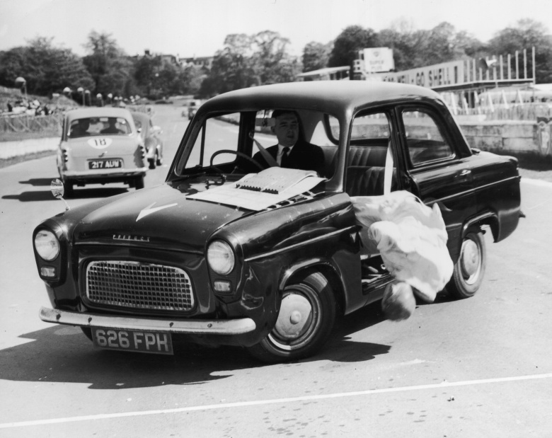 Кампания по популяризации использования ремней безопасности в Лондоне, 1964. Фото: J. Wilds / Keystone / Getty Images