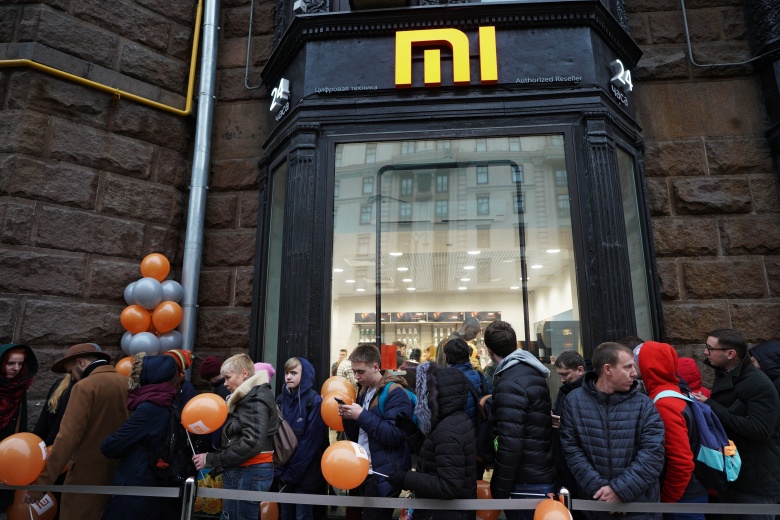 Посетители у магазина Xiaomi на Тверской улице в Москве. Фото: Владимир Астапкович / РИА Новости