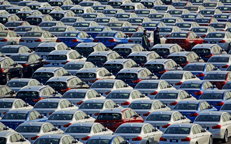 Автомобили BMW на парковке. Фото: Reuters