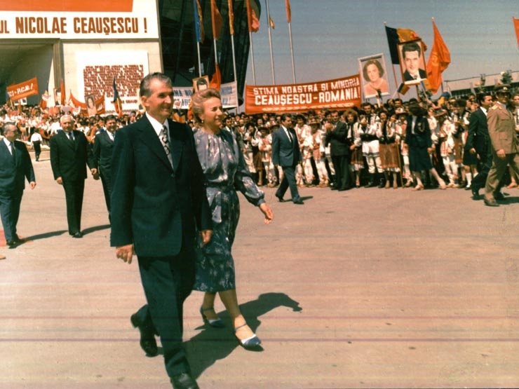 Николае Чаушеску и его жена Елена на фоне демонстрации в свою же честь, 1986 год
