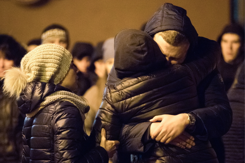 Жители города у ТРЦ «Зимняя вишня». Фото: Данил Айкин / ТАСС