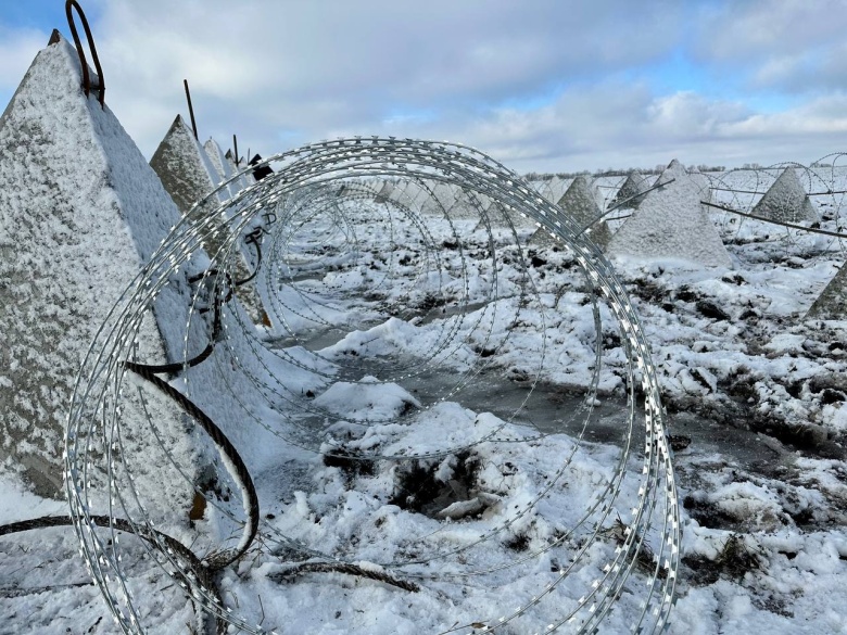 Колючая проволока на российско-украинской границе в Белгородской области