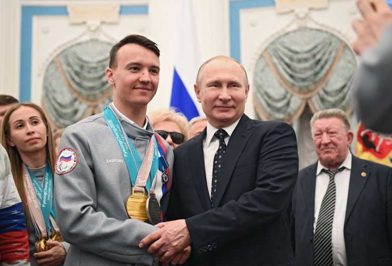 Путин с участником Паралимпиады