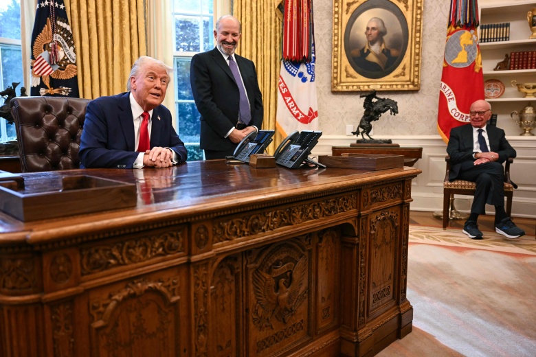 Вашингтон, Белый дом, 3 февраля 2025 года. Президент США Дональд Трамп вместе с кандидатом на пост министра торговли Говардом Лютником (в центре) и Рупертом Мердоком (справа) общается с прессой после подписания указа о создании суверенного фонда благосостояния США в Овальном кабинете