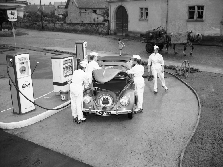 Работницы автозаправки. Дайдесхайм, Германия, 1954 год.  Фото: Riethhausen / AP / ТАСС