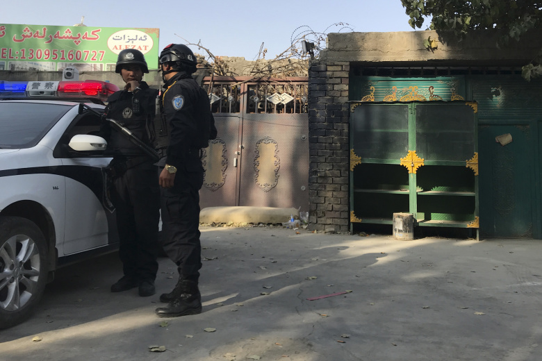Полицейские у комплекса, предположительно использующегося как центр перевоспитания, Корла, Синьцзян-Уйгурский автономный район, Китай. Фото: Ng Han Guan / AP / TASS