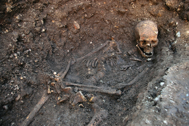 Могила под автостоянкой в городе Лестер, раскопанная в 2012 году. Правда ли это останки короля Ричарда III?