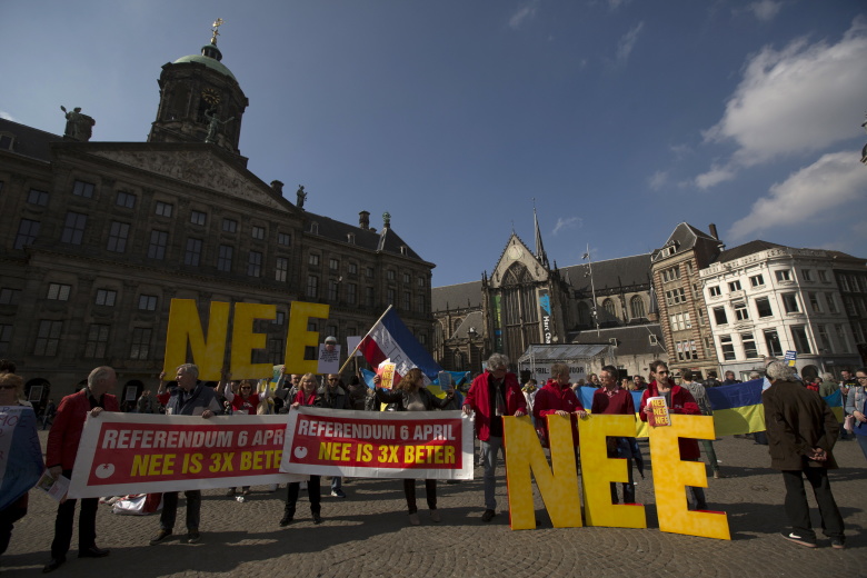 Жители Амстердама призывают голосовать против ассоциации Европейского союза с Украиной.