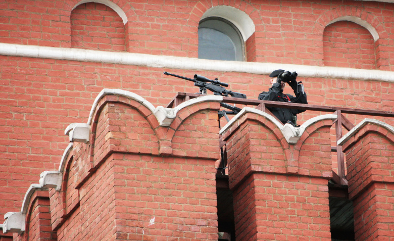 Cнайпер спецслужб на кремлевской стене.