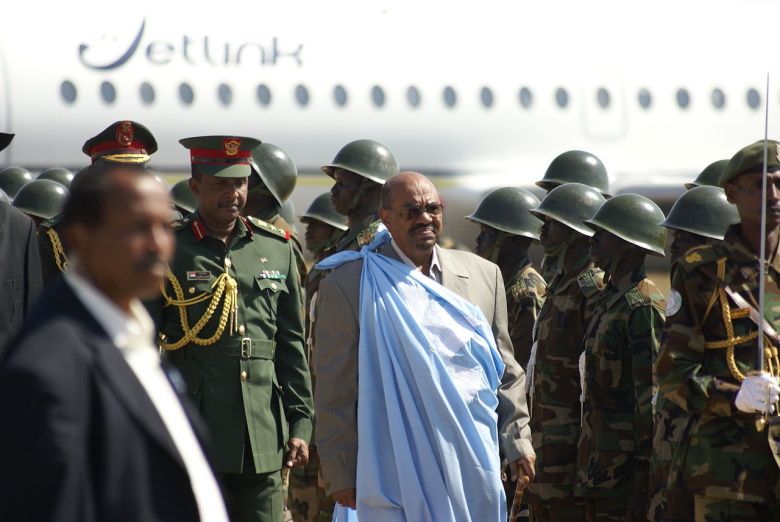 Омар аль-Башир, суданский диктатор в 1989-2019 годах — первый в мире глава государства, на арест которого выписал ордер МУС. Сейчас политик ждёт суда у себя на родине