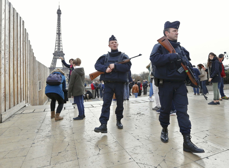 Полицейские патрулируют улицы Парижа