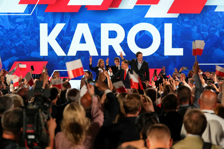 Кандидат в президенты Польши Кароль Навроцкий, поддерживаемый главной оппозиционной партией «Право и справедливость» после голосования