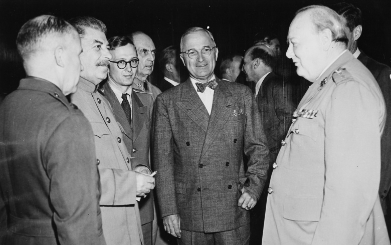 Сталин, Трумэн и Черчилль на Потсдамской конференции, июль 1945 года. Накануне саммита США провели первое испытание ядерного оружия. Вопреки популярным историческим мифам, Трумэн не приказывал провести это испытание, а Сталин не знал о нем заранее.