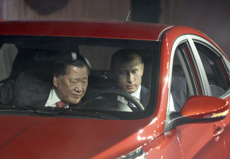 Владимир Путин за рулем Hyundai Solaris (2010 год)