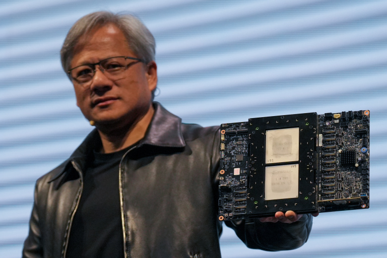 Президент и гендиректор Nvidia Дженсен Хуан с суперчипом для генеративного искусственного интеллекта CPU