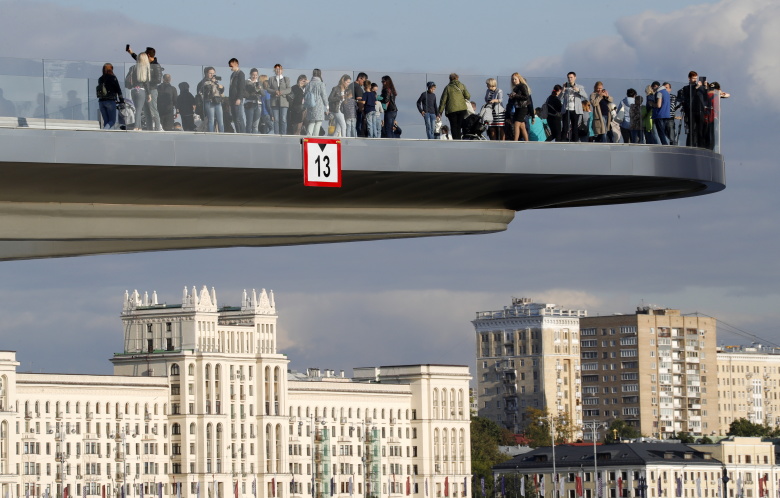 Парк «Зарядье». Посетители на парящем мосту. Фото: Михаил Метцель / ТАСС