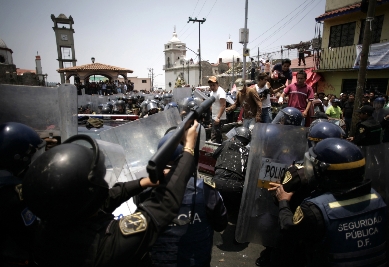 Полиция сдерживает толпу, которая хочет линчевать задержанных, Акапулько. Фото: Bernardo Montoya / Reuters