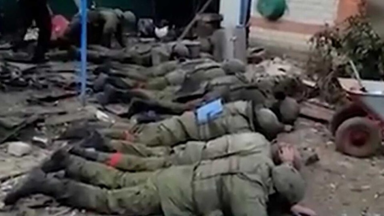 Кадр из видео с пленными российскими военными, которые будут расстреляны