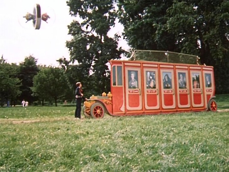 Автобус-телепорт из фильма «Гостья из будущего». Фото: Киностудия имени М. Горького