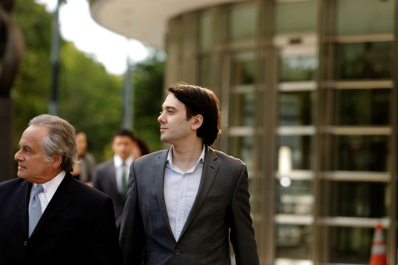 Мартин Шкрели (справа) со своим адвокатом перед зданием суда. Фото: Lucas Jackson / Reuters