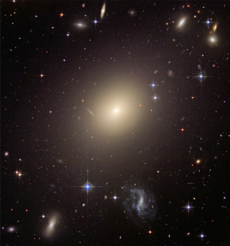 Галактика ESO 325-G004. Фото: wikipedia.org
