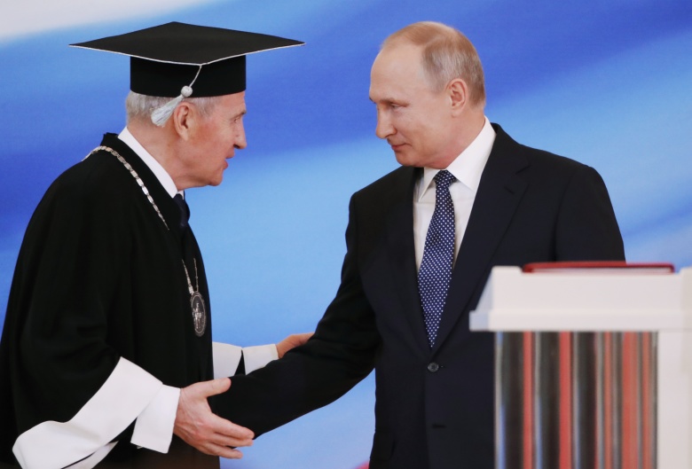 Владимир Путин и  Валерий Зорькин во время церемонии инаугурации в Кремле.  Фото: Михаил Метцель / РИА Новости