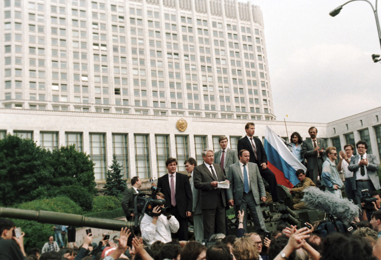 Борис Ельцин выступает у здания Совета Министров РСФСР, 1991 год. Фото: РИА Новости