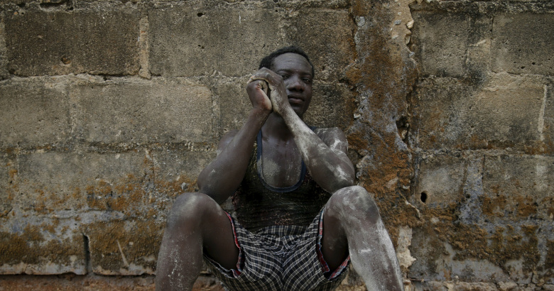 Рабочий в Лагосе, Нигерия. Фото: Akintunde Akinleye / Reuters