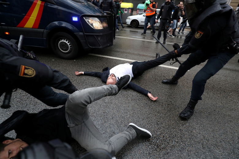 Задержание демонстрантов испанской гражданской гвардией, Барселона. Фото: Susana Vera / Reuters