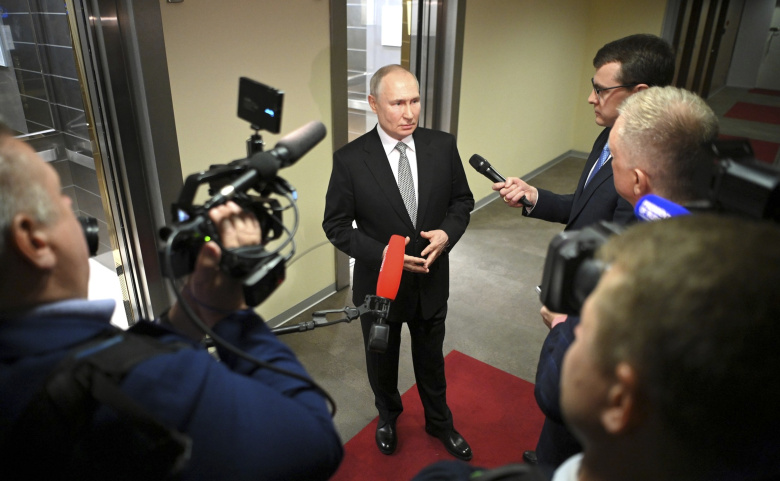 Владимир Путин отвечает на вопросы корреспондентов СМИ кремлевского пула