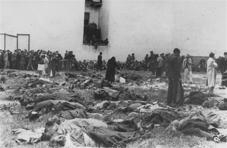 Тела жертв НКВД во дворе тюрьмы «Бригидки». Вдоль стены выстроены согнанные к тюрьме львовские евреи, которых немцы и многие местные жители обвиняли в поголовной поддержке советской оккупации.  Конец июня 1941 г.