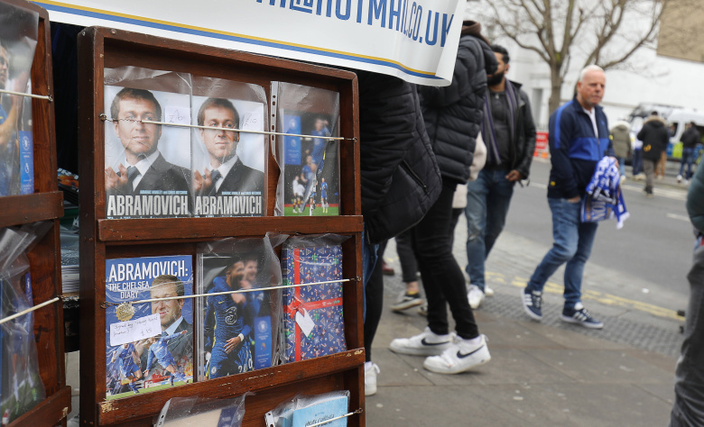 Лондон, 13 марта 2022 года. У стадиона Stamford Bridge распродают старые программки с портретом владельца футбольного клуба Chelsea Романа Абрамовича на обложке