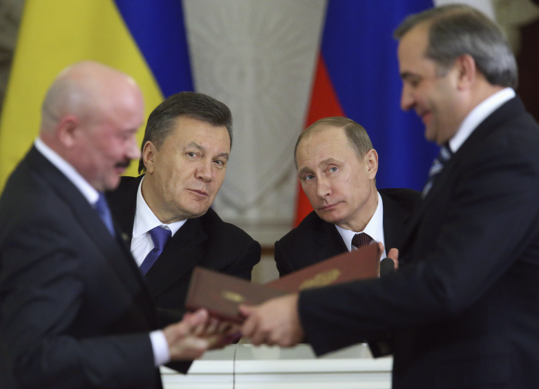 Президент Украины Виктор Янукович и президент РФ Владимир Путин на церемонии в Кремле, 2013 год