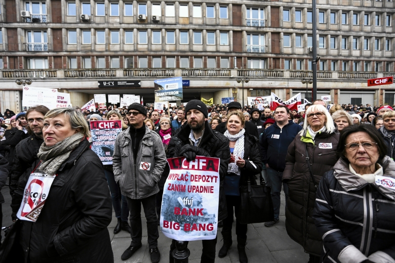 Акция протеста ипотечников в Варшаве, имеющих займы в швейцарских франках.