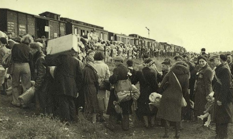 Голландские евреи у эшелона, уходящего в Освенцим. Пересыльный лагерь Вестерборк, 1942 или 1943 год.